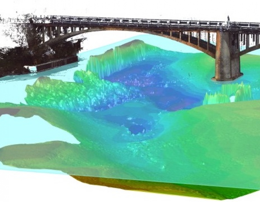 Il drone idrografico Echoboat con multibeam  rileva la batimetria nei pressi dei piloni immersi